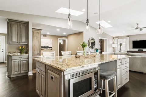 Tiny photo for 627 S Lincoln Lane, Arlington Heights, IL 60005 (MLS # 12604462)