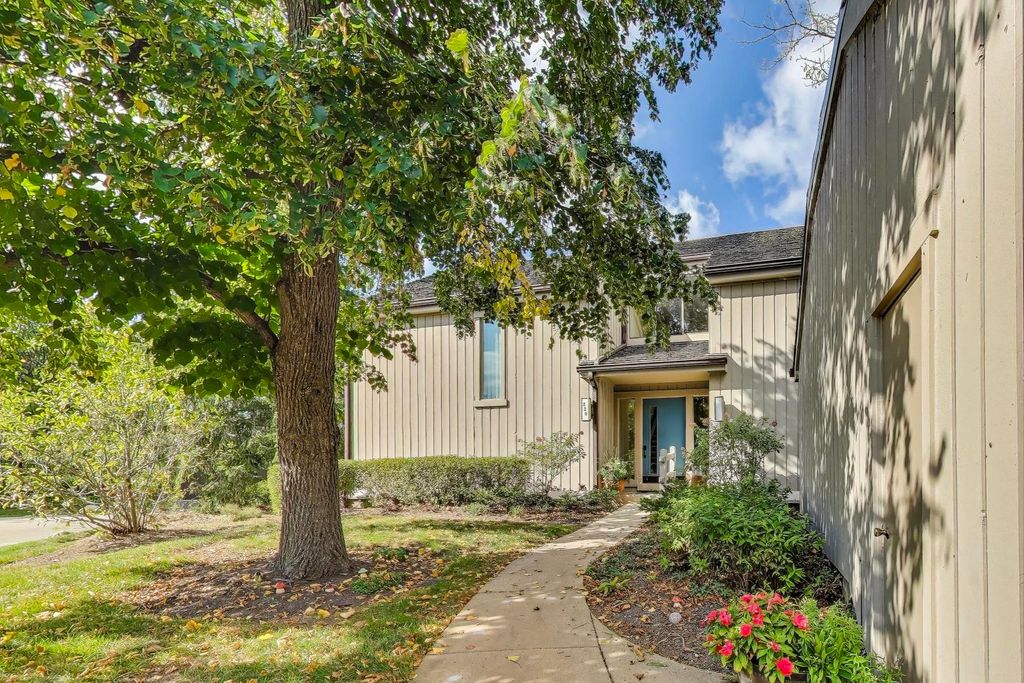 Photo for 220 Thornhill Court #D, Lake Barrington, IL 60010 (MLS # 12497024)