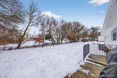 Tiny photo for 1118 Manchester Mall, McHenry, IL 60050 (MLS # 12549702)