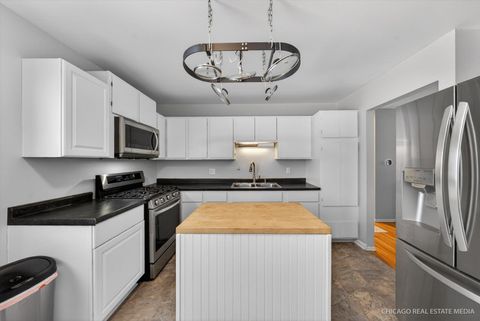 Tiny photo for 1118 Manchester Mall, McHenry, IL 60050 (MLS # 12549702)