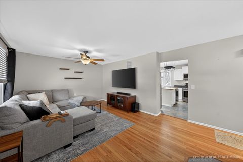 Tiny photo for 1118 Manchester Mall, McHenry, IL 60050 (MLS # 12549702)