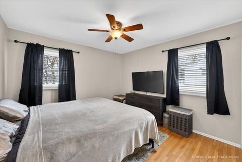 Tiny photo for 1118 Manchester Mall, McHenry, IL 60050 (MLS # 12549702)