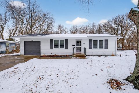 Tiny photo for 1118 Manchester Mall, McHenry, IL 60050 (MLS # 12549702)