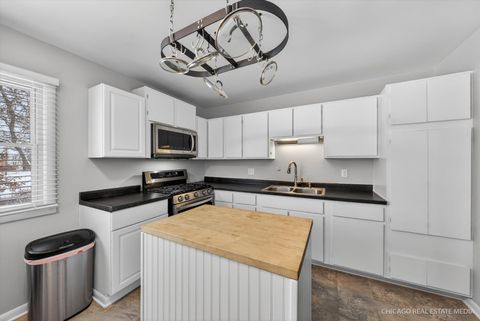 Tiny photo for 1118 Manchester Mall, McHenry, IL 60050 (MLS # 12549702)