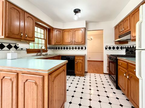 Tiny photo for 1960 Pinehurst Court, Libertyville, IL 60048 (MLS # 12423835)