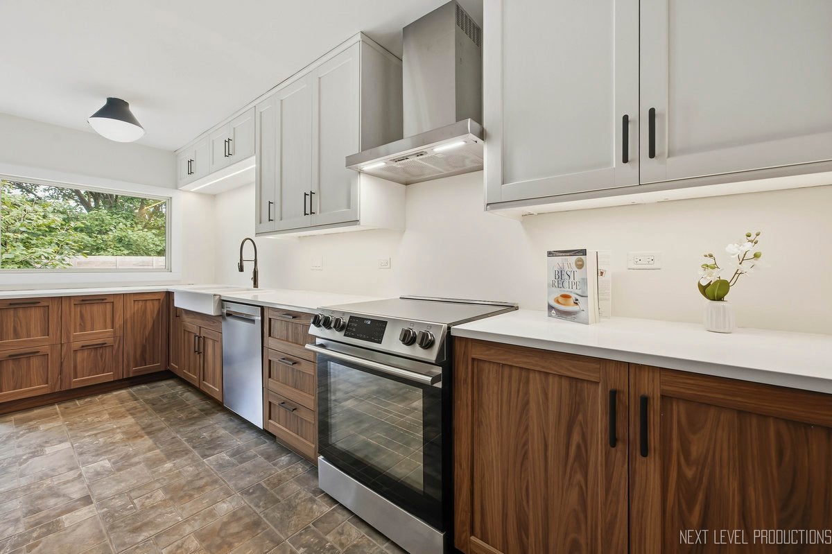 24 W Stonegate Drive