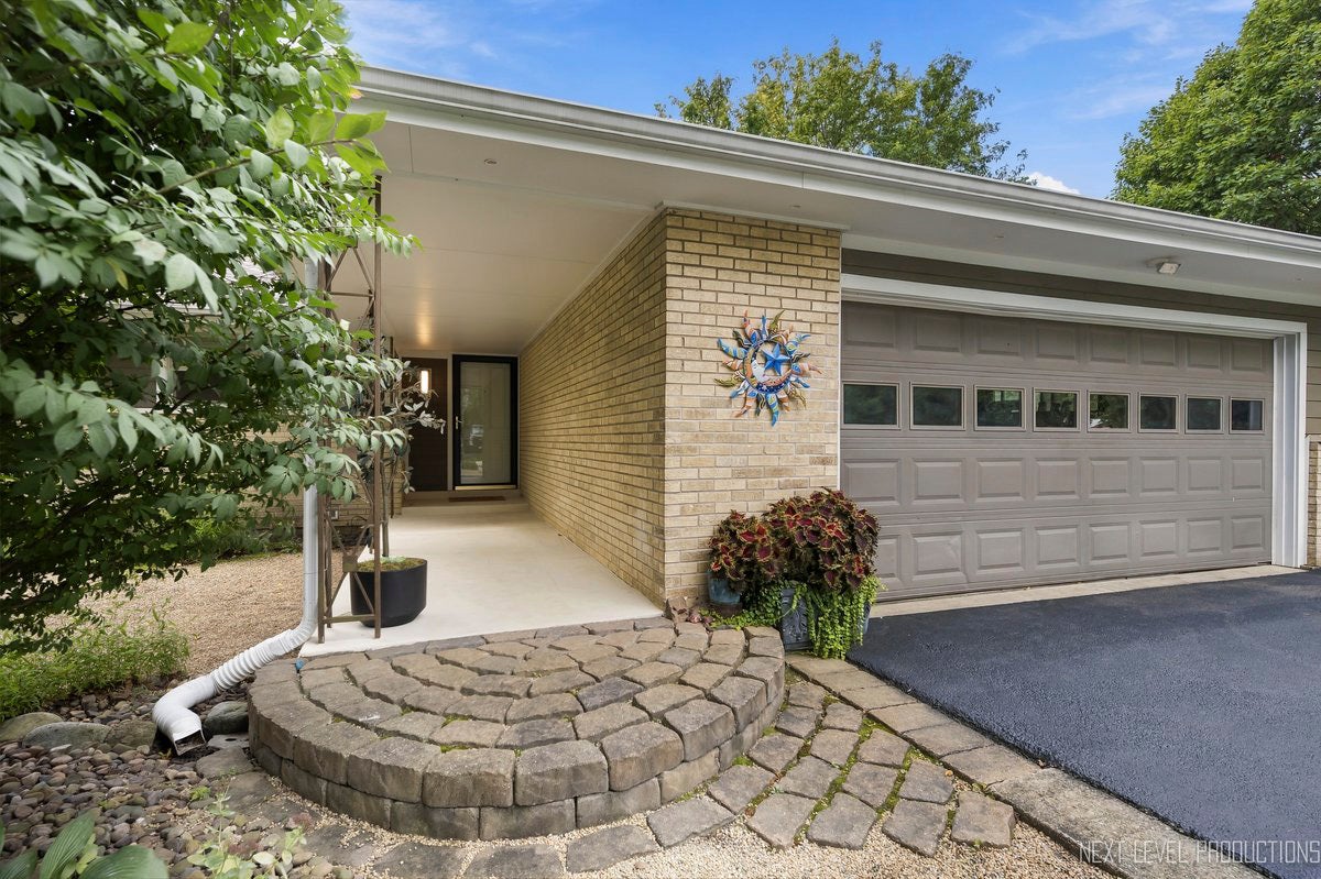 24 W Stonegate Drive