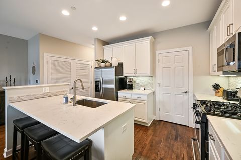 Tiny photo for 210 N Cass Avenue #6, Westmont, IL 60559 (MLS # 12602150)