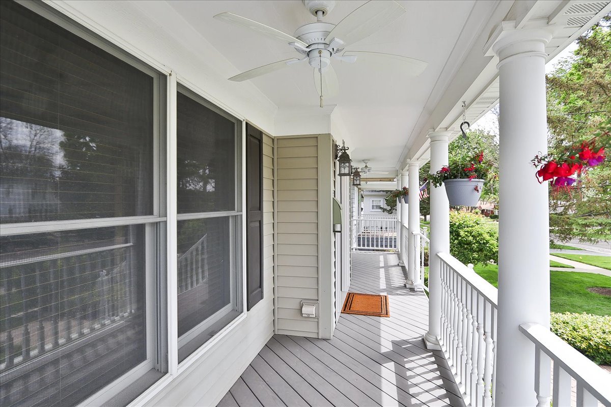 Properties 3 52 W Glenlake Avenue