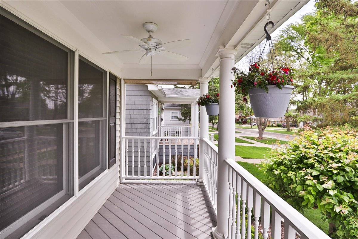 Properties 4 52 W Glenlake Avenue