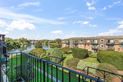 Tiny photo for 9389 Bay Colony Drive #3E, Des Plaines, IL 60016 (MLS # 12793422)