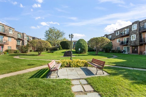 Tiny photo for 9389 Bay Colony Drive #3E, Des Plaines, IL 60016 (MLS # 12793422)