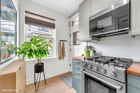 Tiny photo for 846 Hinman Avenue #2, Evanston, IL 60202 (MLS # 12753457)