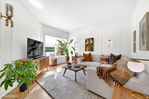 Tiny photo for 846 Hinman Avenue #2, Evanston, IL 60202 (MLS # 12753457)