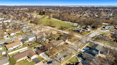 Tiny photo for 99 Essex Road, Elk Grove Village, IL 60007 (MLS # 12601490)