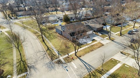 Tiny photo for 99 Essex Road, Elk Grove Village, IL 60007 (MLS # 12601490)
