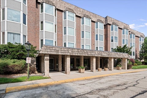 Photo of 300 THAMES Parkway #3F, Park Ridge, IL 60068 (MLS # 12758615)
