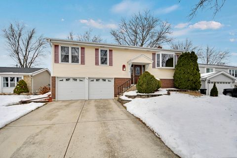 Photo of 534 Cottonwood Circle, Bolingbrook, IL 60440 (MLS # 12531485)