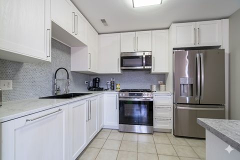 Tiny photo for 100 N Bokelman Street #325, Roselle, IL 60172 (MLS # 12535207)