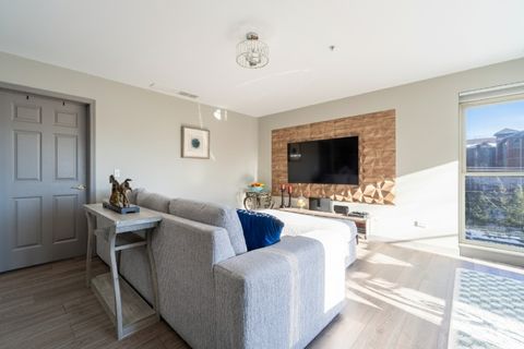 Tiny photo for 100 N Bokelman Street #325, Roselle, IL 60172 (MLS # 12535207)