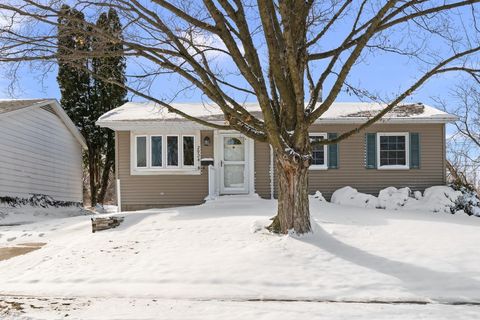 Photo of 2924 Lincoln Avenue N, Davenport, IA 52804 (MLS # 12594930)