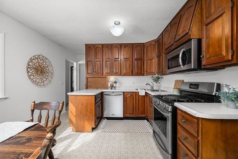 Tiny photo for 2924 Lincoln Avenue N, Davenport, IA 52804 (MLS # 12594930)