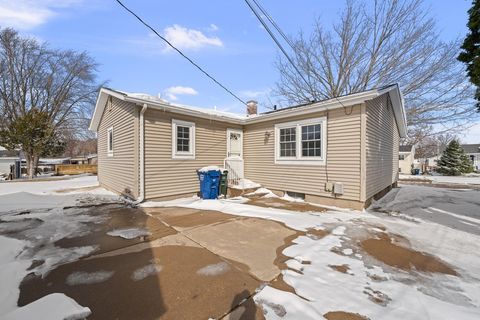 Tiny photo for 2924 Lincoln Avenue N, Davenport, IA 52804 (MLS # 12594930)
