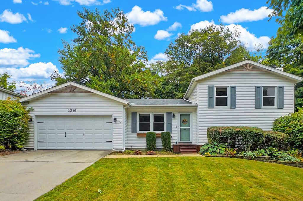 Photo for 2216 Woodhavens Drive, Bloomington, IL 61701 (MLS # 12477656)