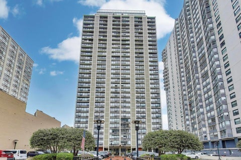 Photo of 5733 N SHERIDAN Road #4C, Chicago, IL 60660 (MLS # 12704950)