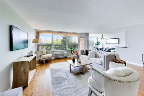 Tiny photo for 5733 N SHERIDAN Road #4C, Chicago, IL 60660 (MLS # 12704950)