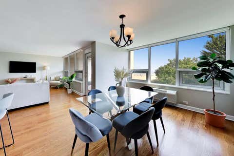 Tiny photo for 5733 N SHERIDAN Road #4C, Chicago, IL 60660 (MLS # 12704950)