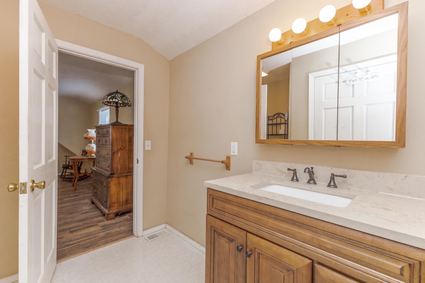 Bloomington, Illinois 61701, United States, 3 Bedrooms Bedrooms, ,2 BathroomsBathrooms,Residential,Contingent,245793