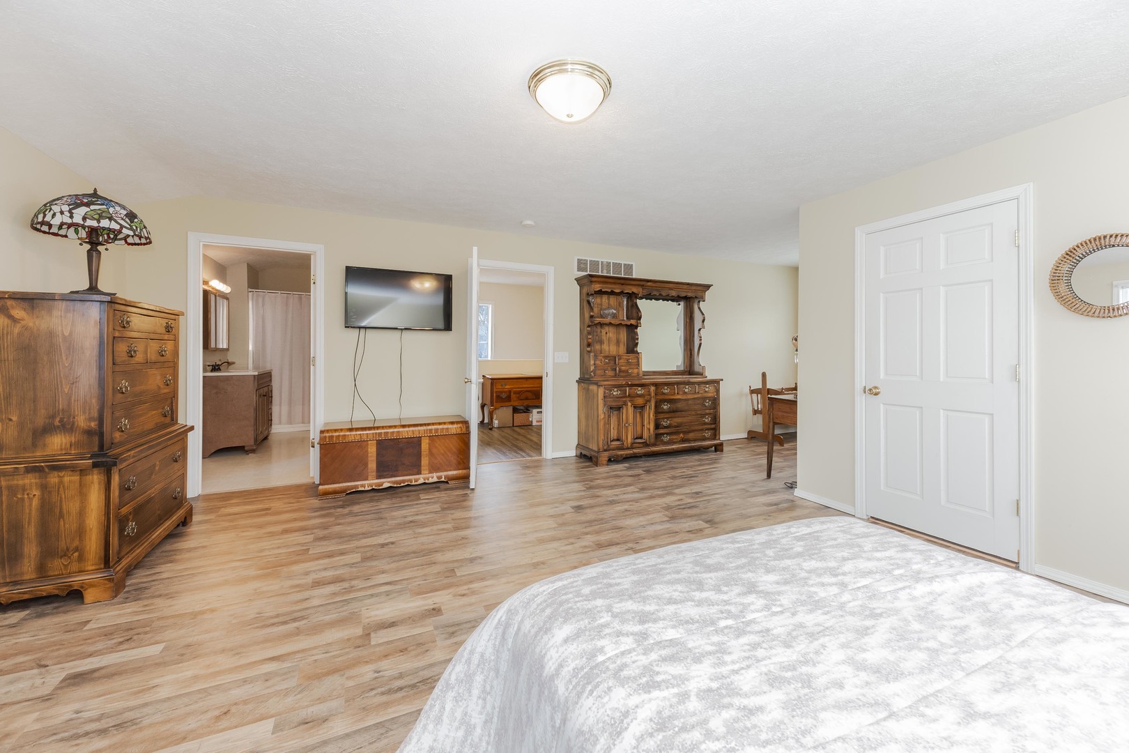 Bloomington, Illinois 61701, United States, 3 Bedrooms Bedrooms, ,2 BathroomsBathrooms,Residential,Contingent,245793