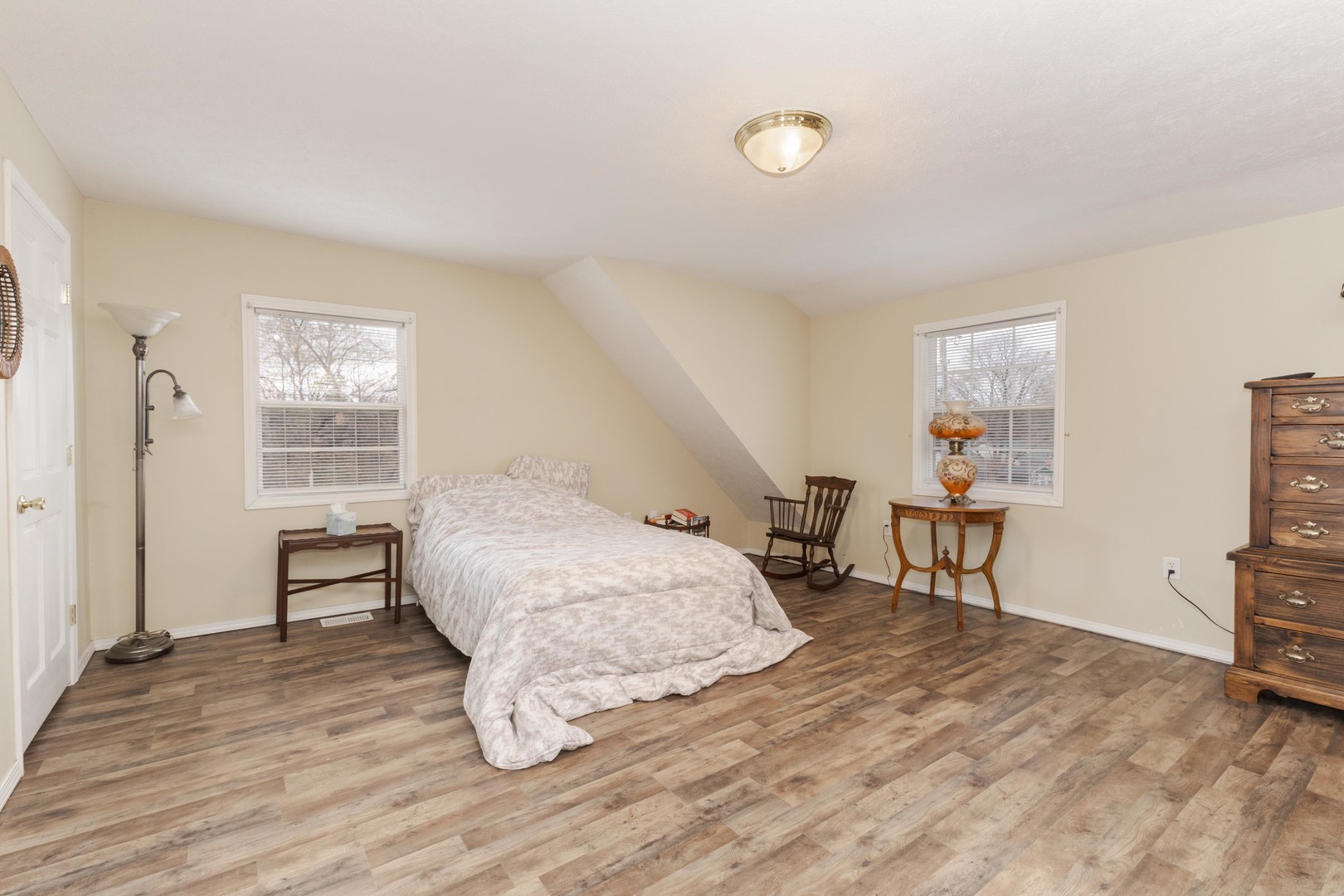 Bloomington, Illinois 61701, United States, 3 Bedrooms Bedrooms, ,2 BathroomsBathrooms,Residential,Contingent,245793