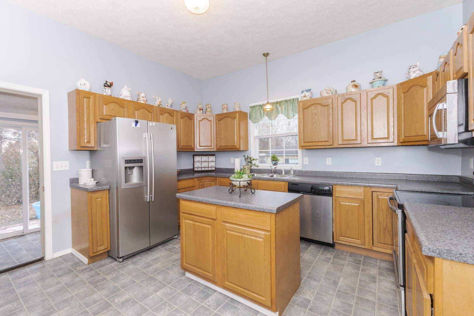 Bloomington, Illinois 61701, United States, 3 Bedrooms Bedrooms, ,2 BathroomsBathrooms,Residential,Contingent,245793