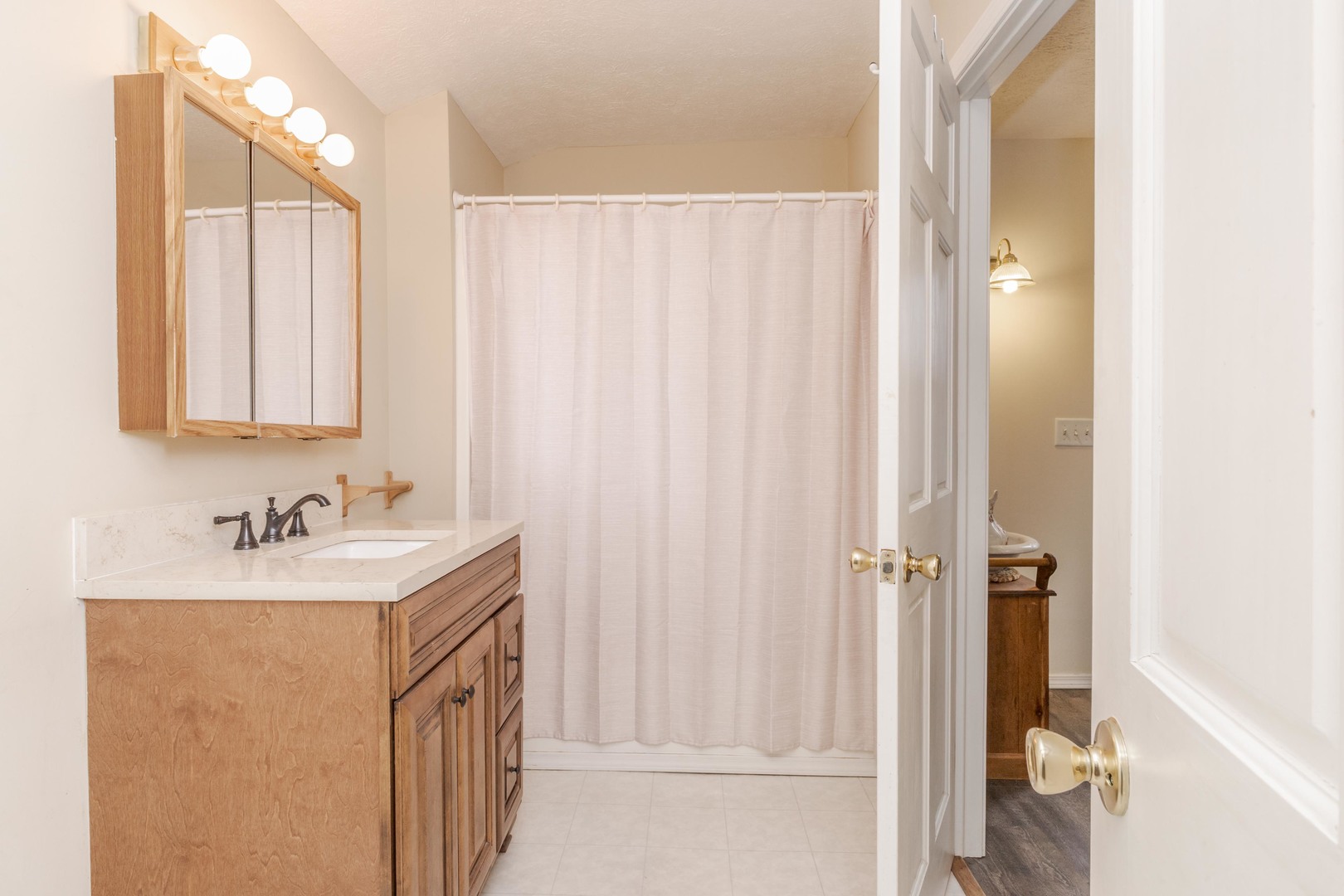 Bloomington, Illinois 61701, United States, 3 Bedrooms Bedrooms, ,2 BathroomsBathrooms,Residential,Contingent,245793