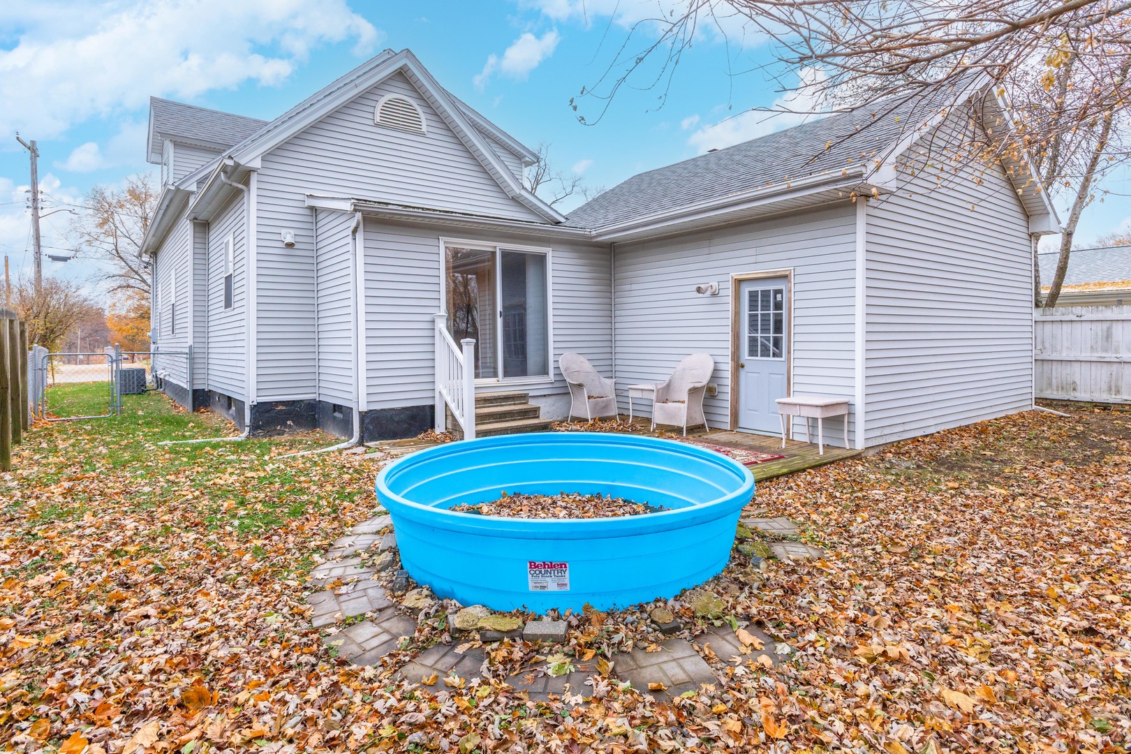 Bloomington, Illinois 61701, United States, 3 Bedrooms Bedrooms, ,2 BathroomsBathrooms,Residential,Contingent,245793