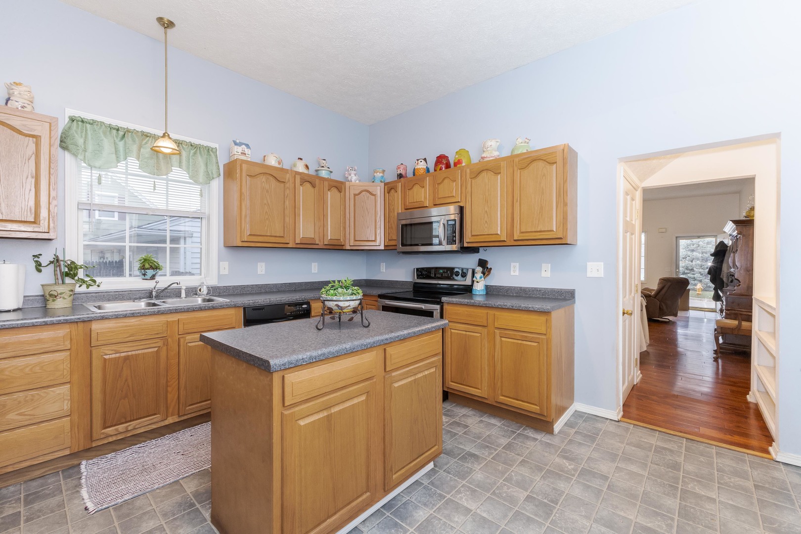 Bloomington, Illinois 61701, United States, 3 Bedrooms Bedrooms, ,2 BathroomsBathrooms,Residential,Contingent,245793