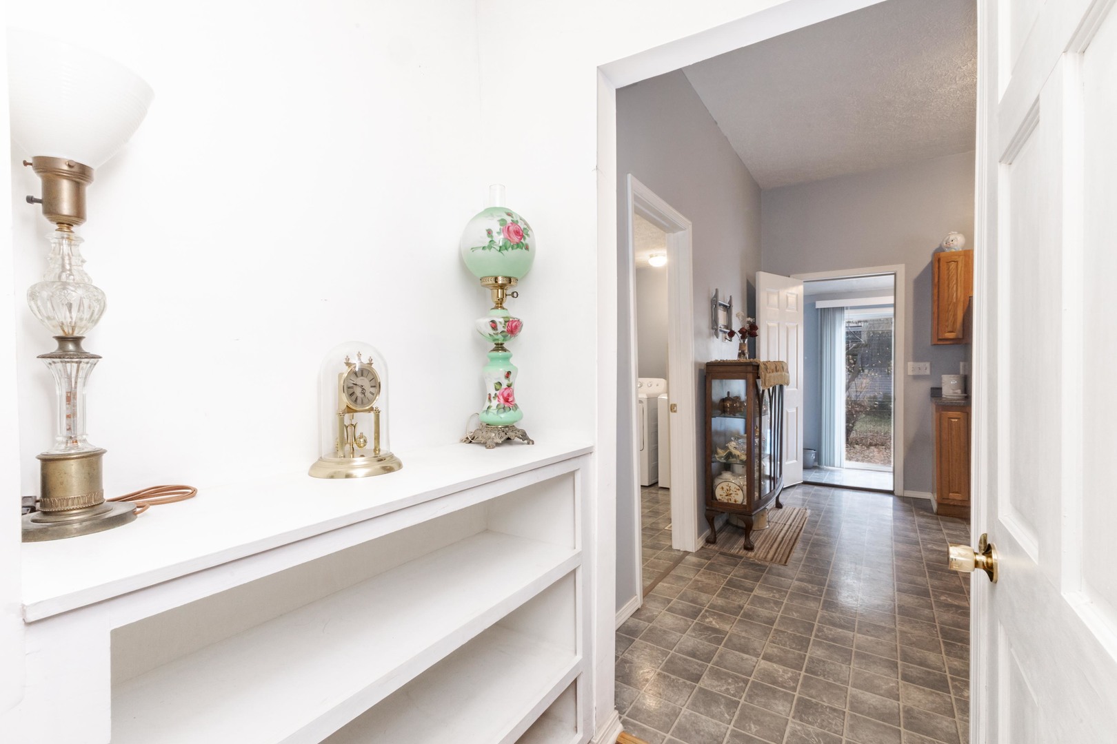 Bloomington, Illinois 61701, United States, 3 Bedrooms Bedrooms, ,2 BathroomsBathrooms,Residential,Contingent,245793