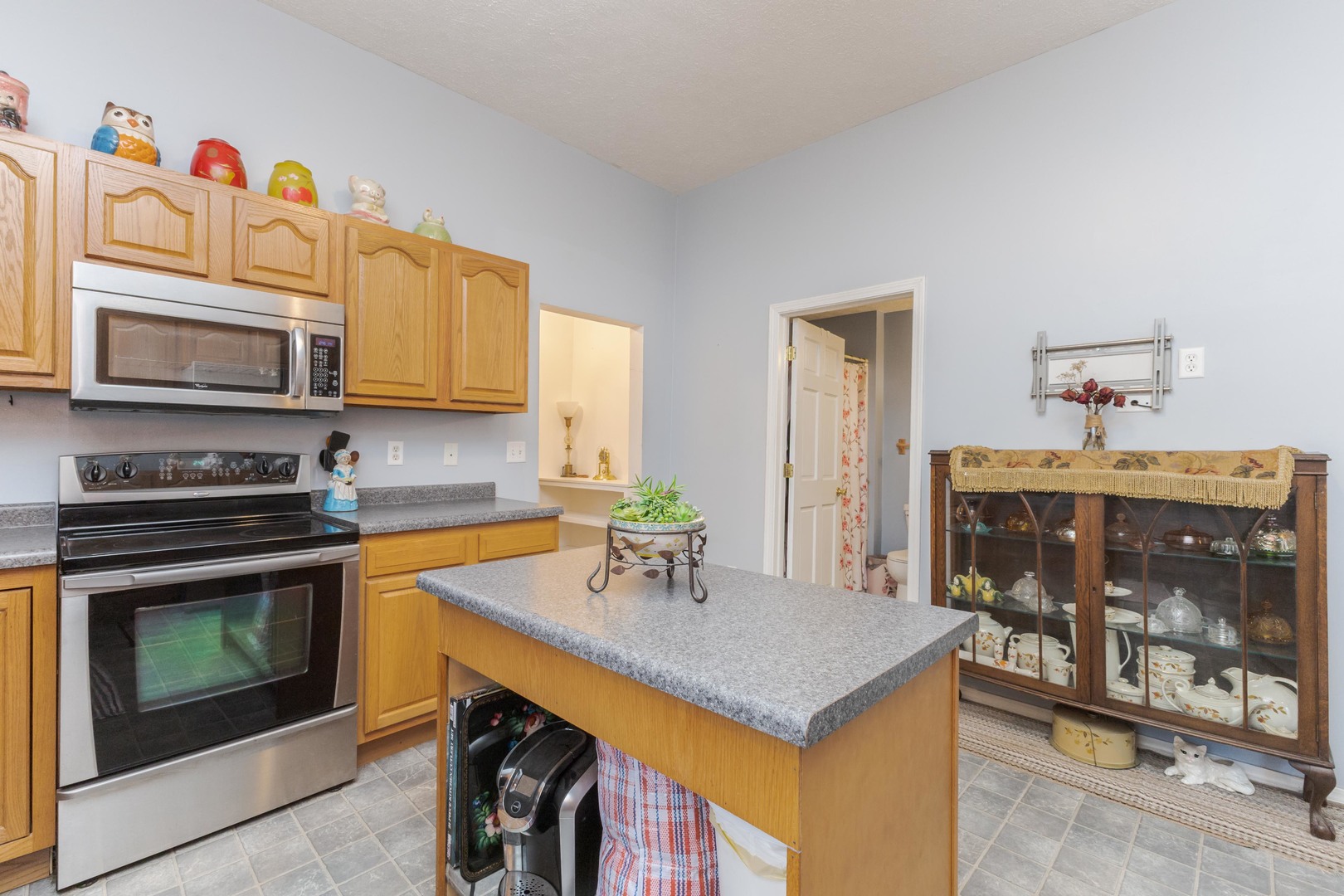 Bloomington, Illinois 61701, United States, 3 Bedrooms Bedrooms, ,2 BathroomsBathrooms,Residential,Contingent,245793