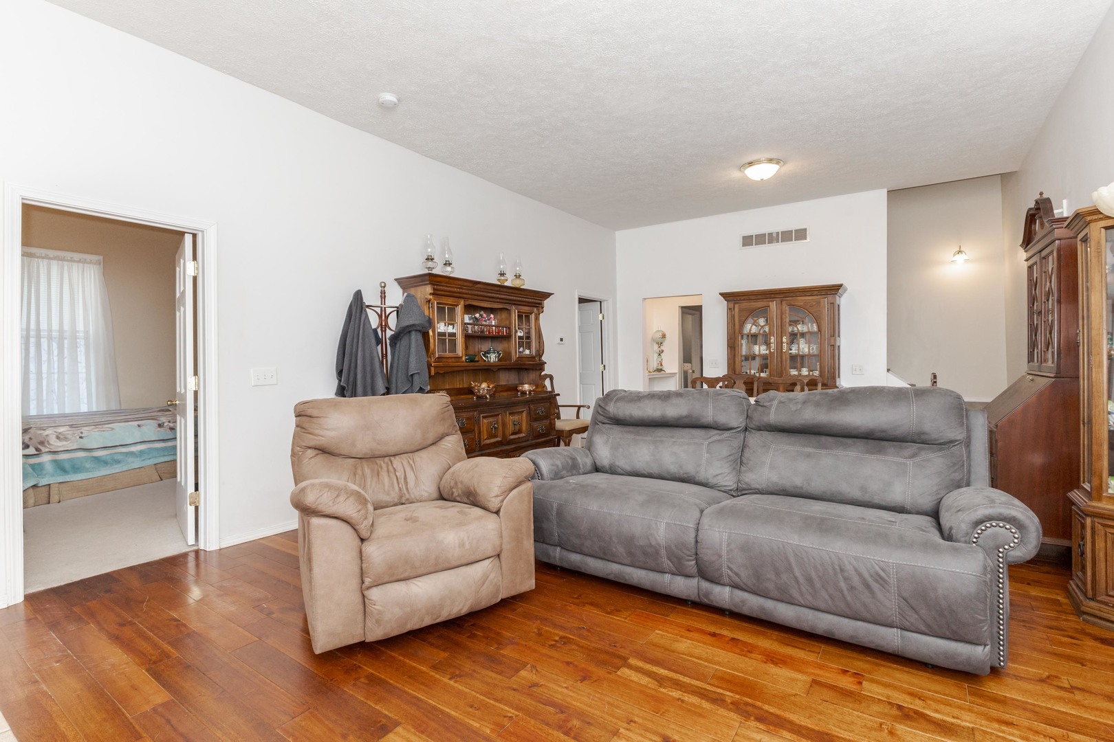 Bloomington, Illinois 61701, United States, 3 Bedrooms Bedrooms, ,2 BathroomsBathrooms,Residential,Contingent,245793