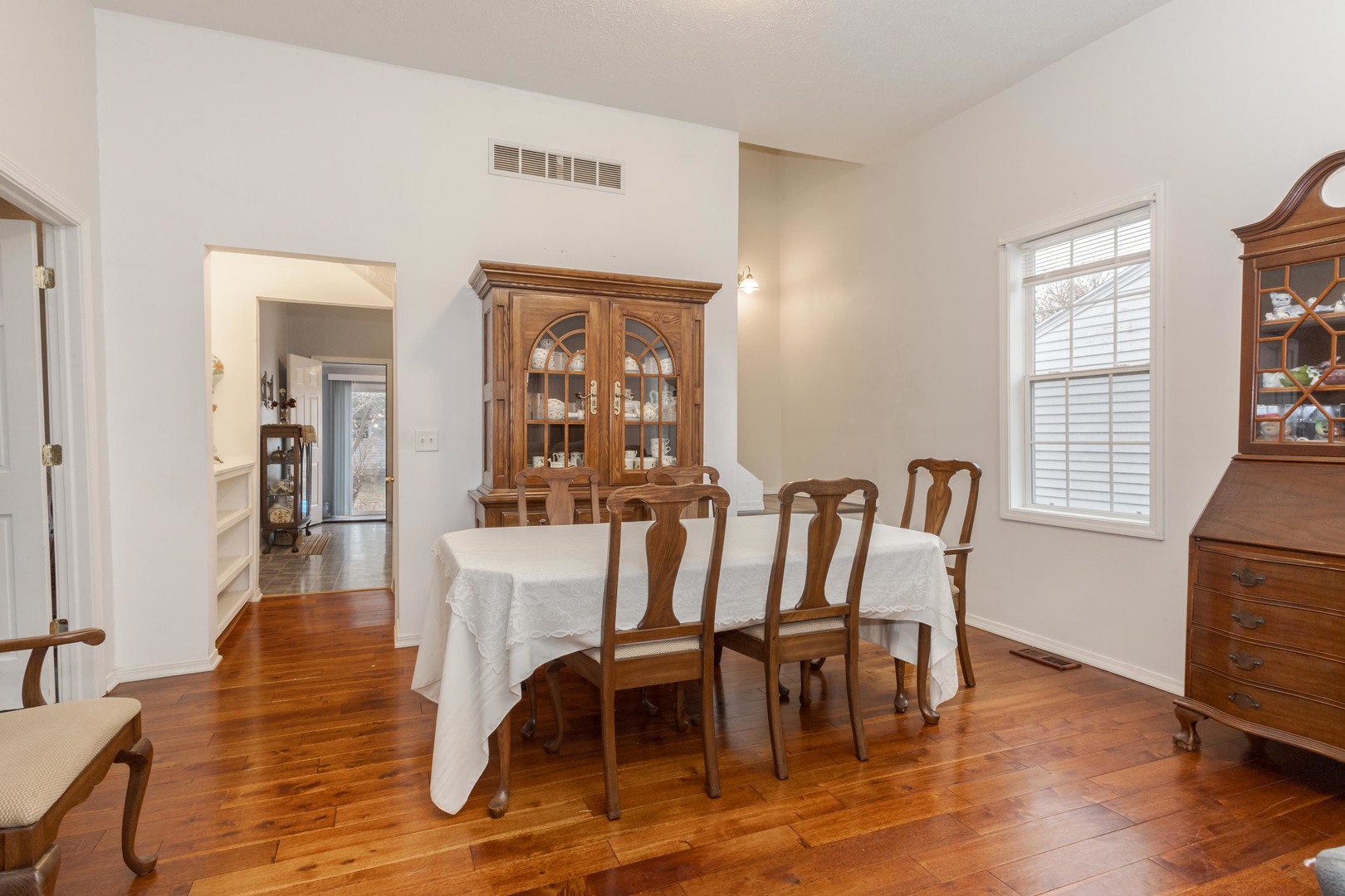 Bloomington, Illinois 61701, United States, 3 Bedrooms Bedrooms, ,2 BathroomsBathrooms,Residential,Contingent,245793