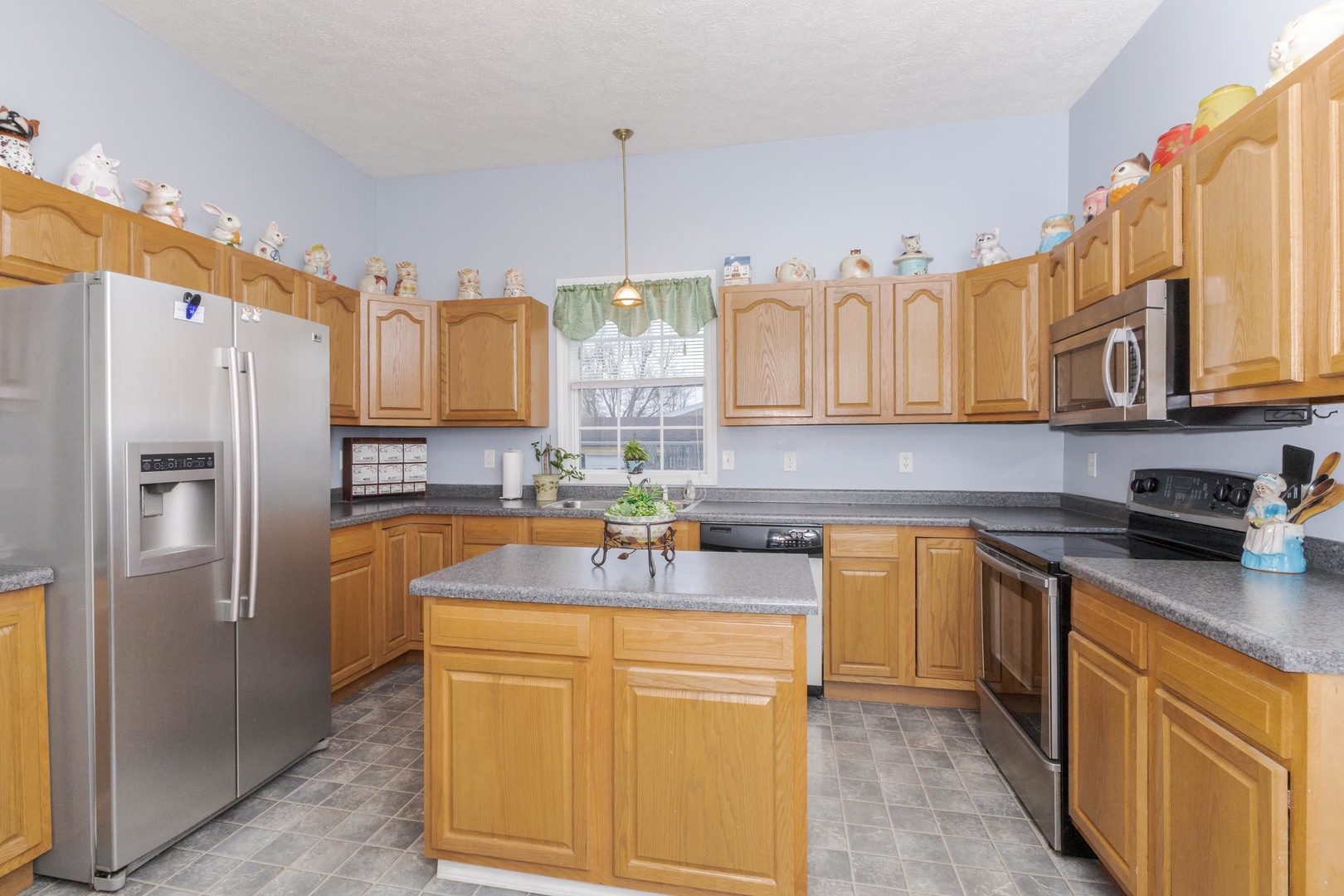 Bloomington, Illinois 61701, United States, 3 Bedrooms Bedrooms, ,2 BathroomsBathrooms,Residential,Contingent,245793