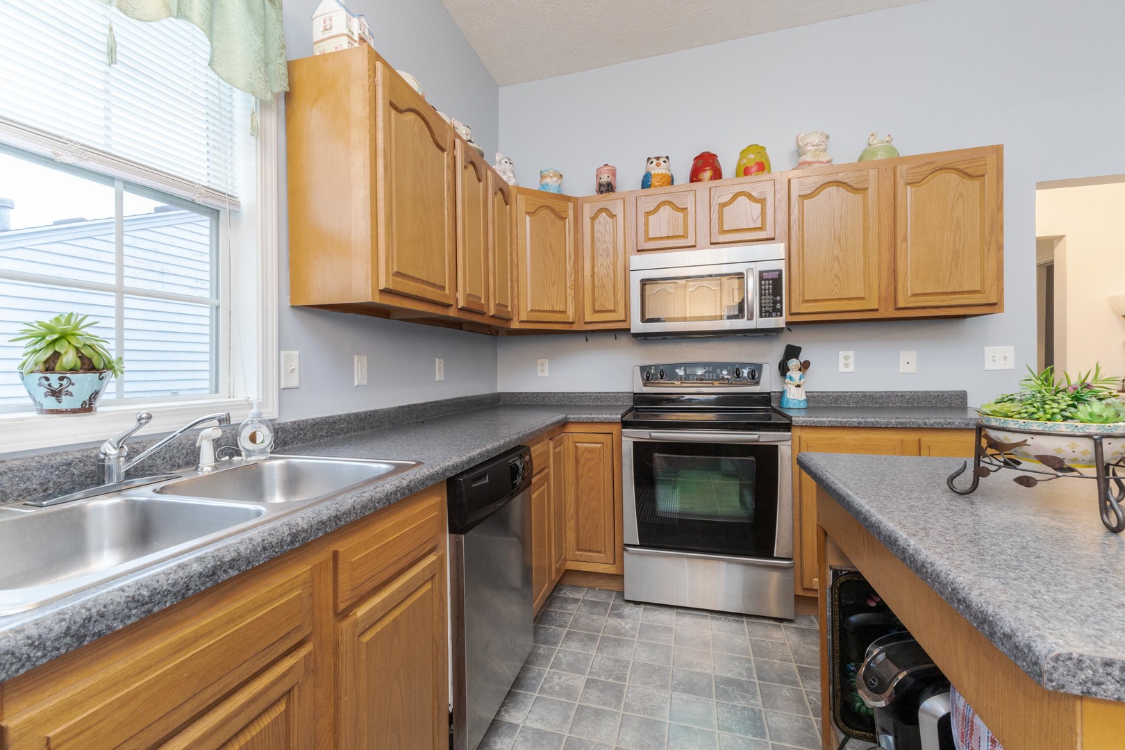 Bloomington, Illinois 61701, United States, 3 Bedrooms Bedrooms, ,2 BathroomsBathrooms,Residential,Contingent,245793