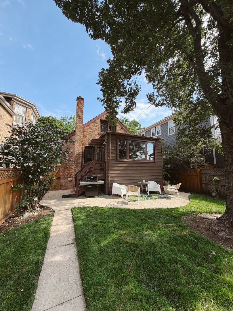 4921 W Catalpa Avenue