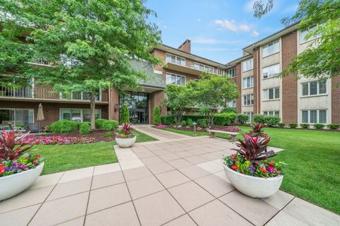 Photo of 5 Oak Brook Club Drive #P1N, Oak Brook, IL 60523 (MLS # 12708461)