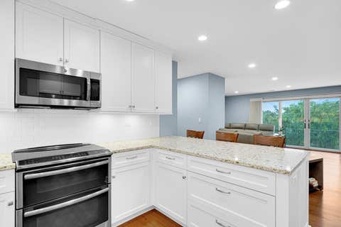 Tiny photo for 5 Oak Brook Club Drive #P1N, Oak Brook, IL 60523 (MLS # 12708461)