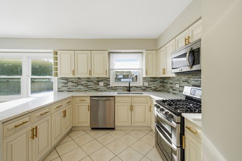 Tiny photo for 503 Roosevelt Drive, Libertyville, IL 60048 (MLS # 12530282)