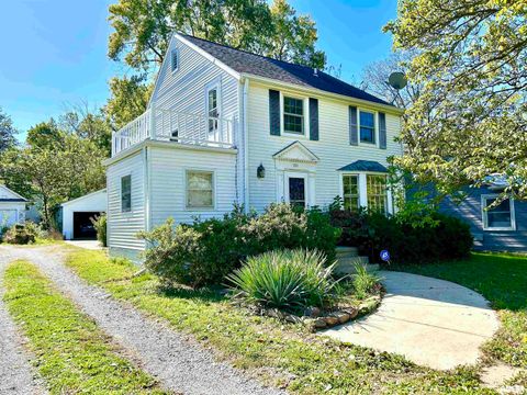 Photo of 711 W ELM Street, Carbondale, IL 62901 (MLS # EB460263)