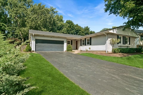 Photo of 3 Whitehall Court, Buffalo Grove, IL 60089 (MLS # 12737579)